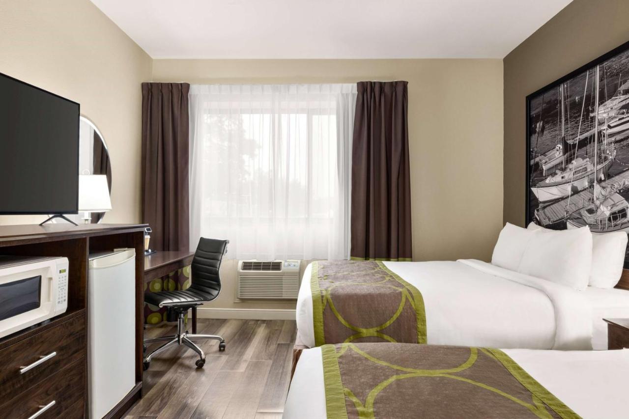 Super 8 By Wyndham Sarnia On Hotel Buitenkant foto