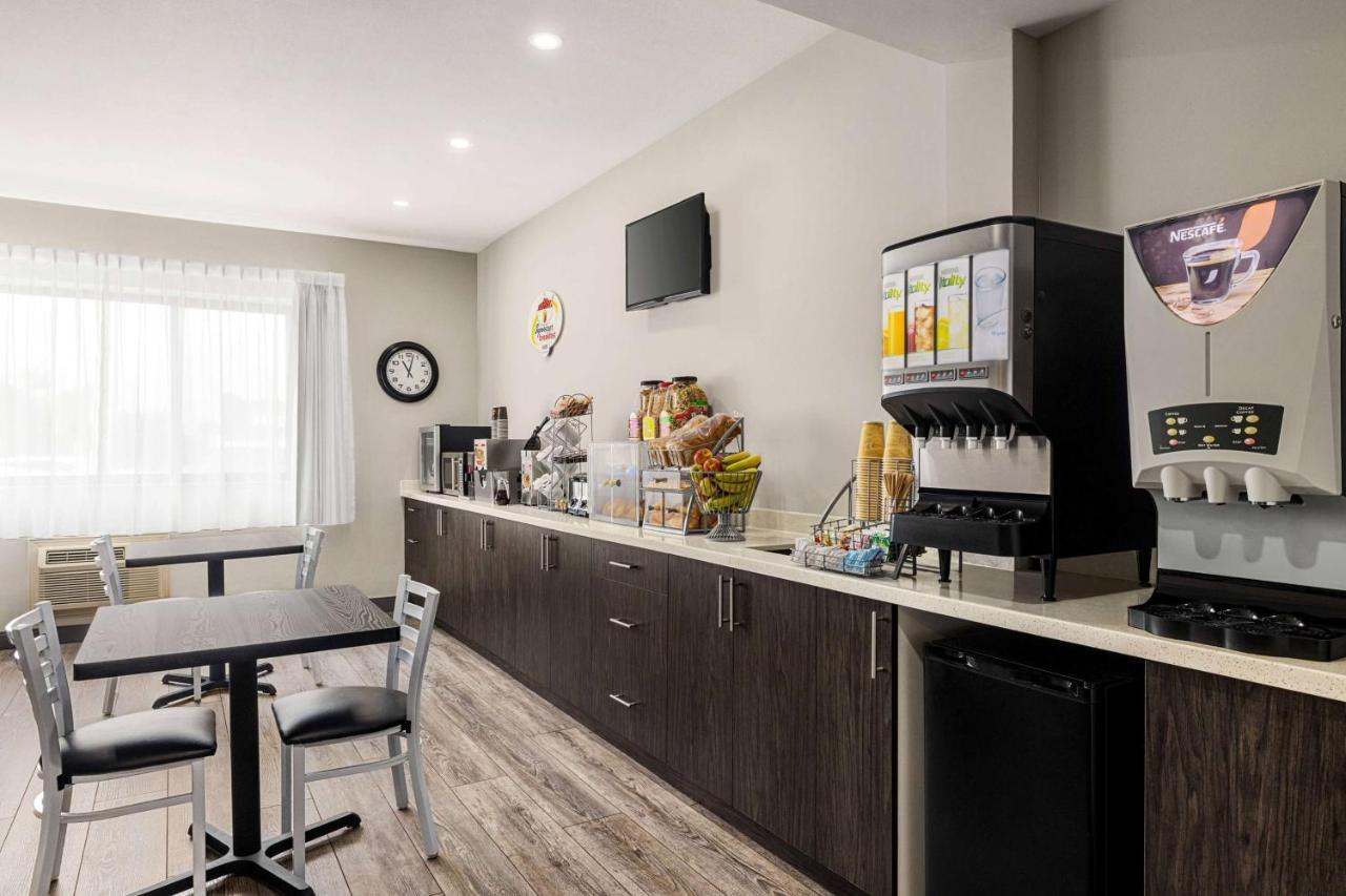 Super 8 By Wyndham Sarnia On Hotel Buitenkant foto