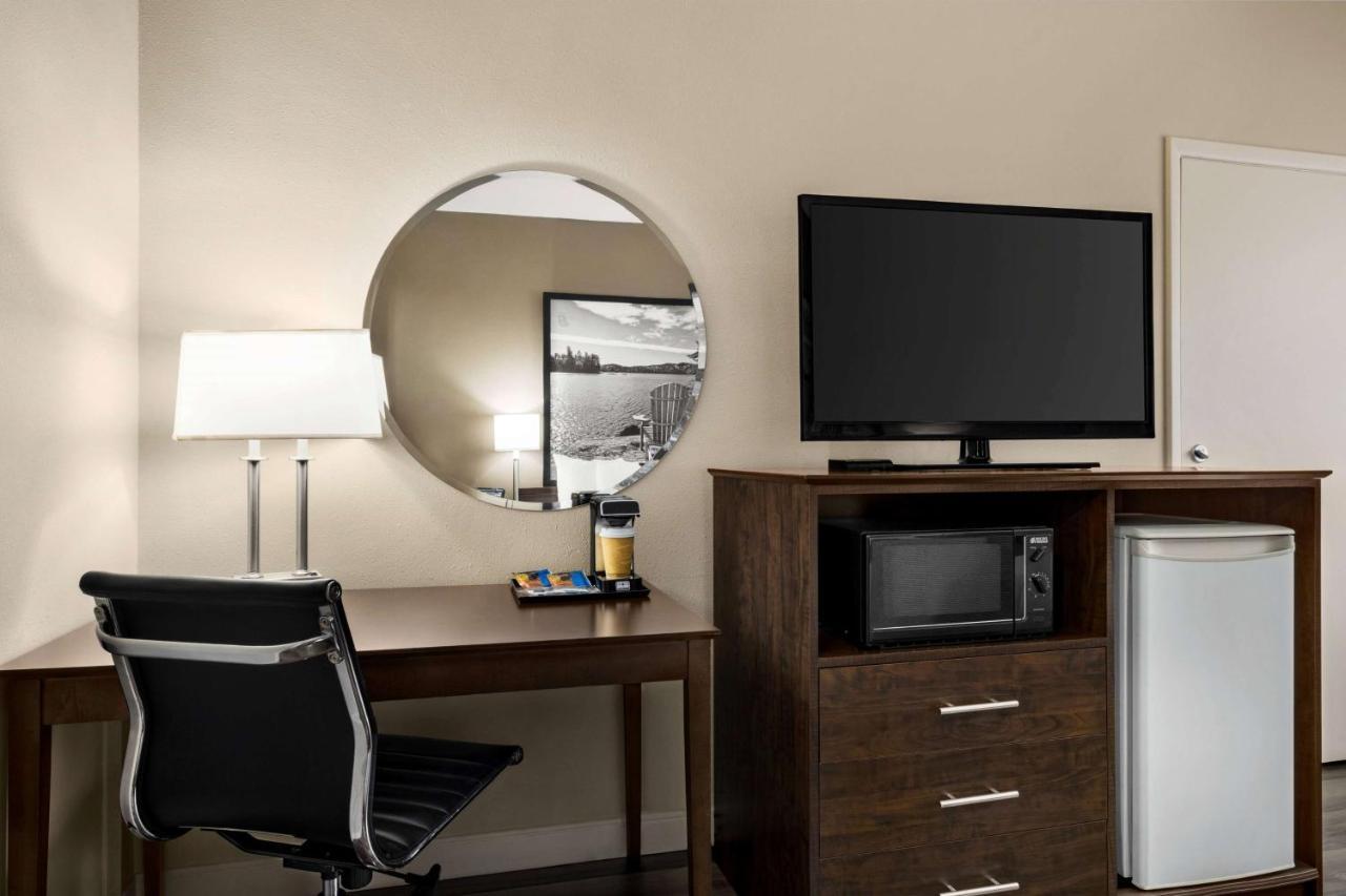Super 8 By Wyndham Sarnia On Hotel Buitenkant foto