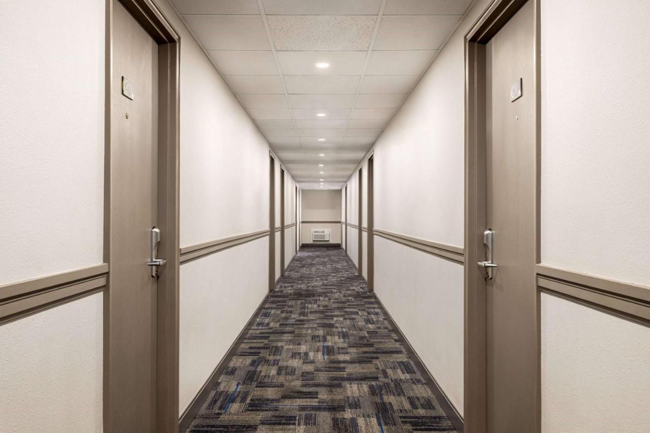 Super 8 By Wyndham Sarnia On Hotel Buitenkant foto