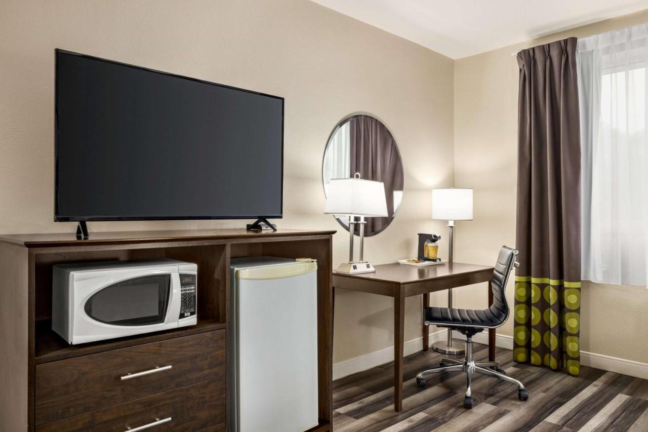 Super 8 By Wyndham Sarnia On Hotel Buitenkant foto